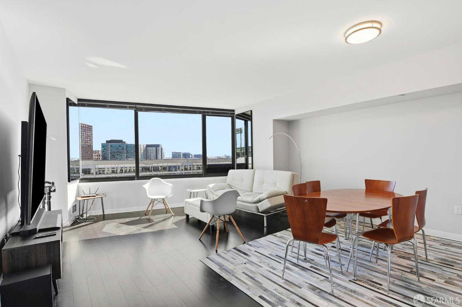 250 King Street # 960