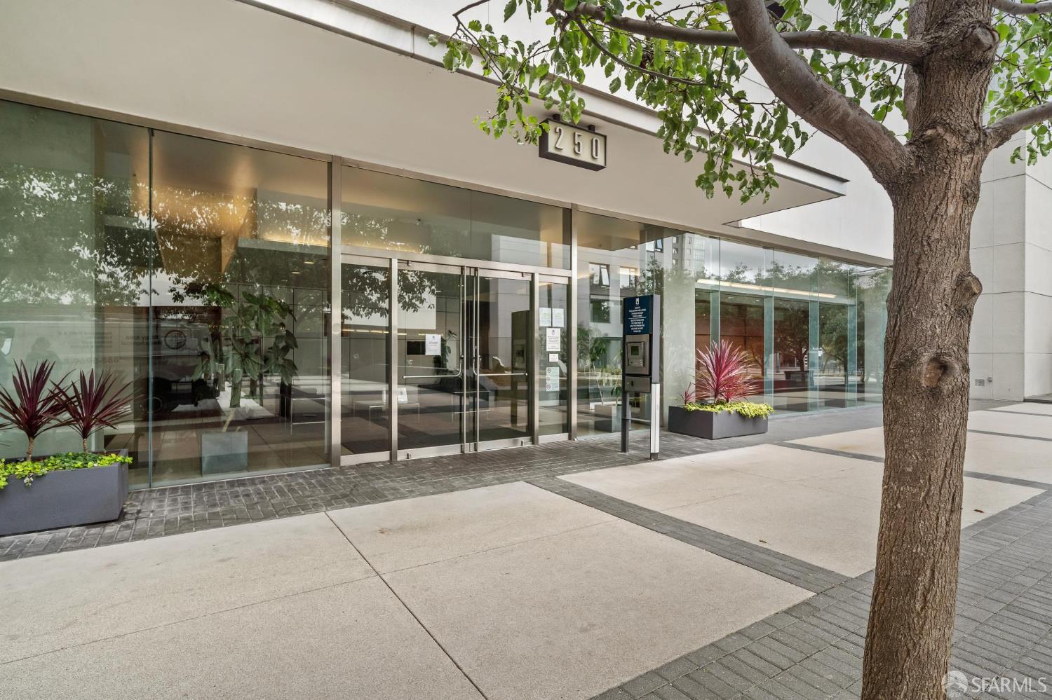 250 King Street # 960