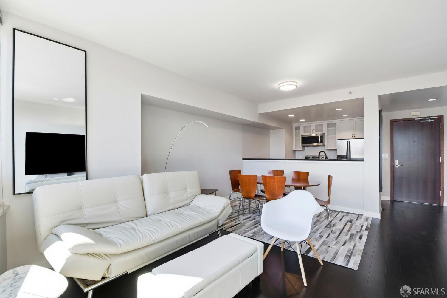 250 King Street # 960