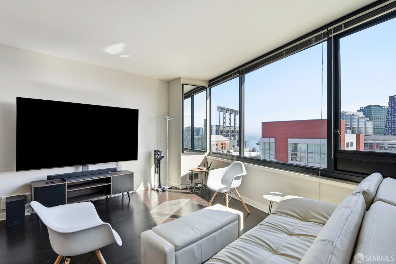 250 King Street # 960