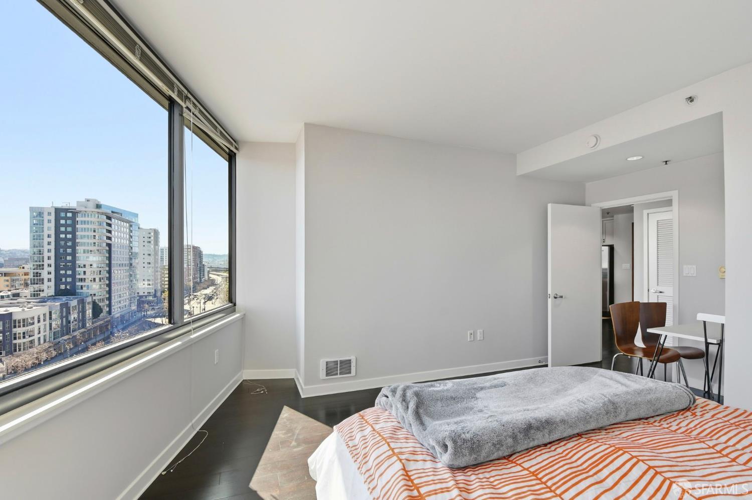 250 King Street # 960