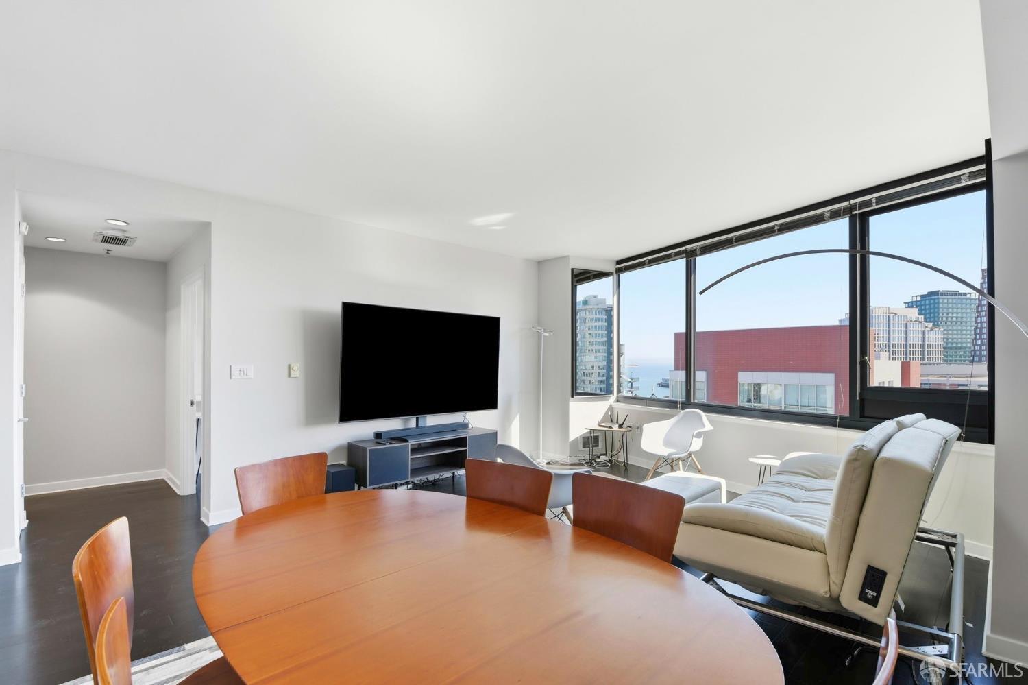 250 King Street # 960