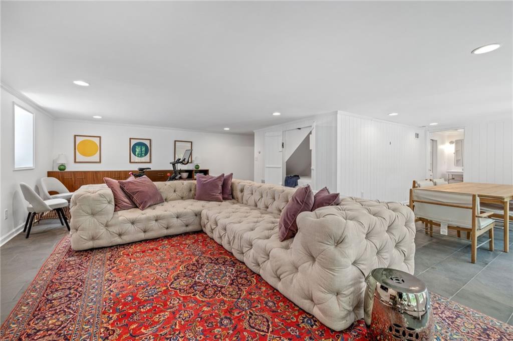 6135 White Oak Drive