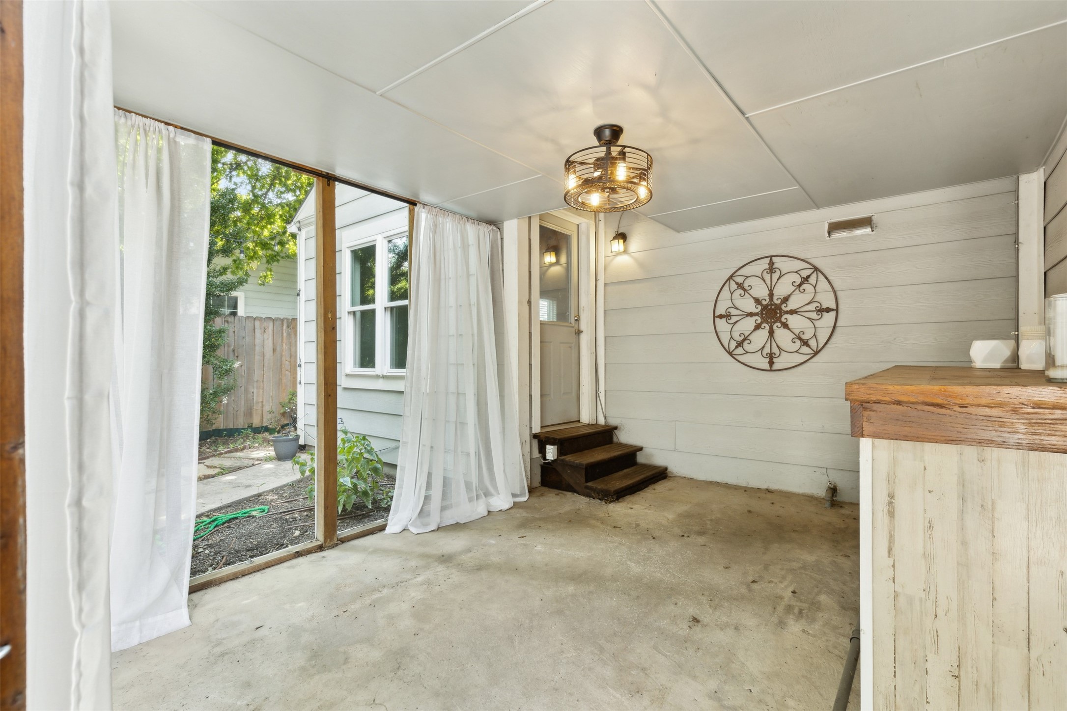 4113 Valentine Street