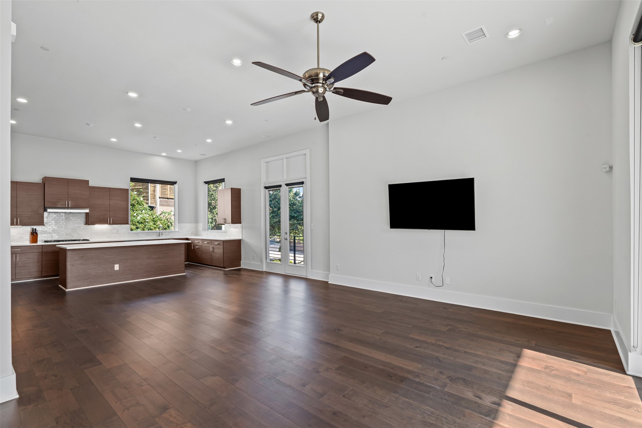 381 E Greenbriar Lane 501