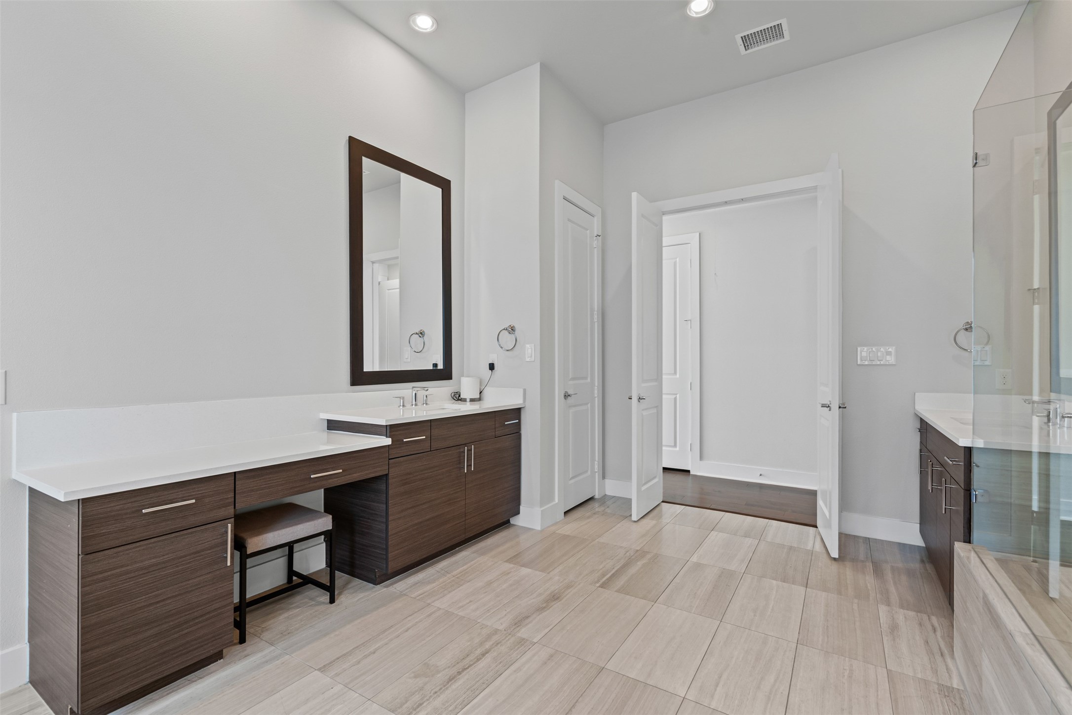 381 E Greenbriar Lane 501