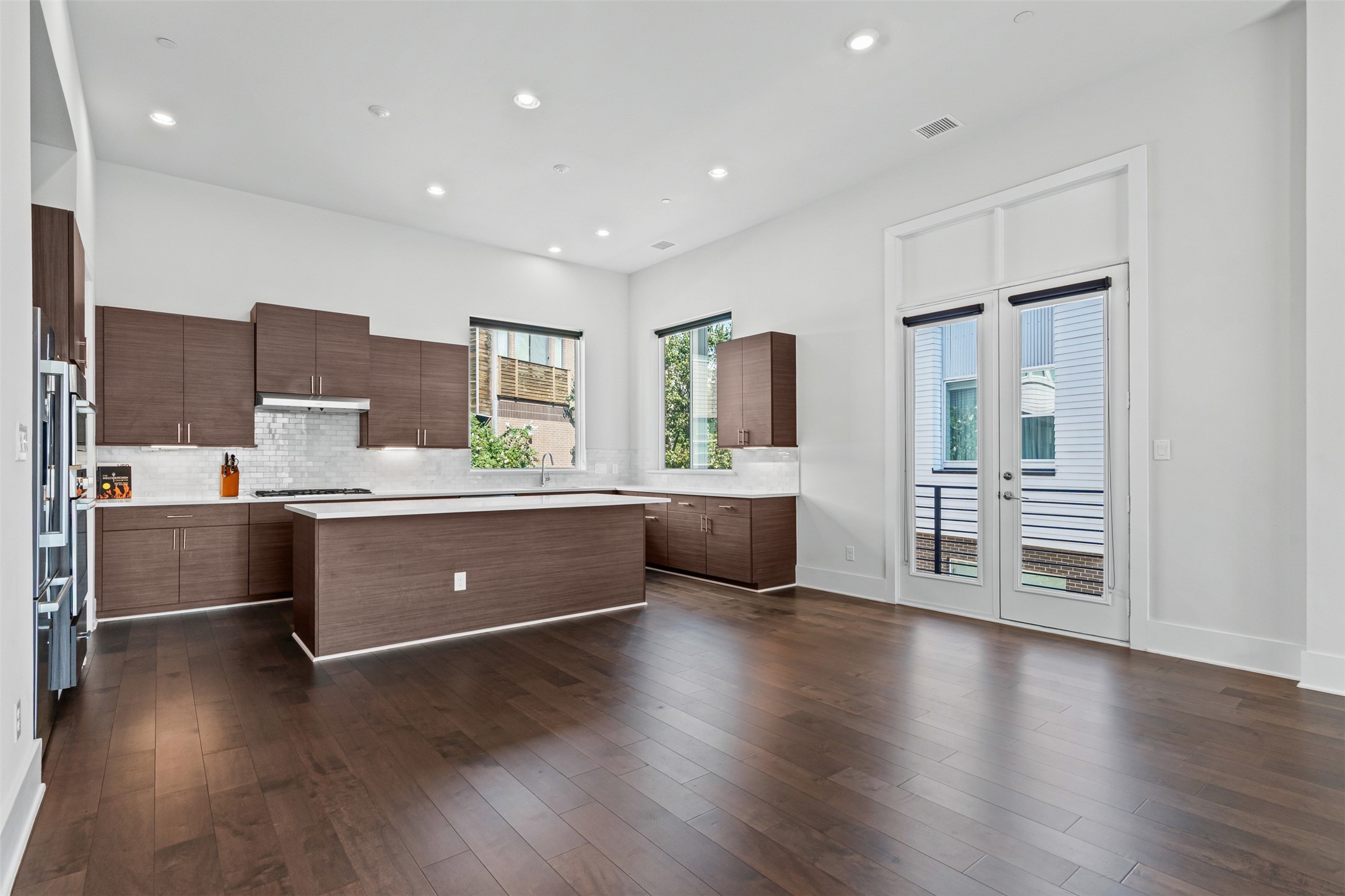 381 E Greenbriar Lane 501