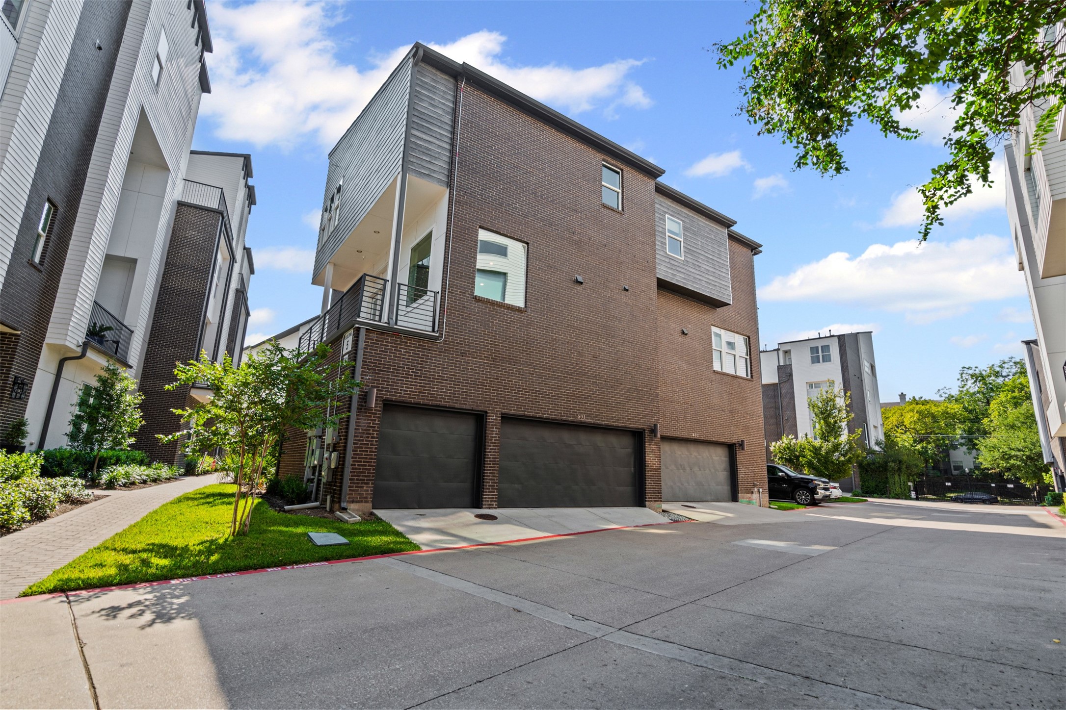 381 E Greenbriar Lane 501