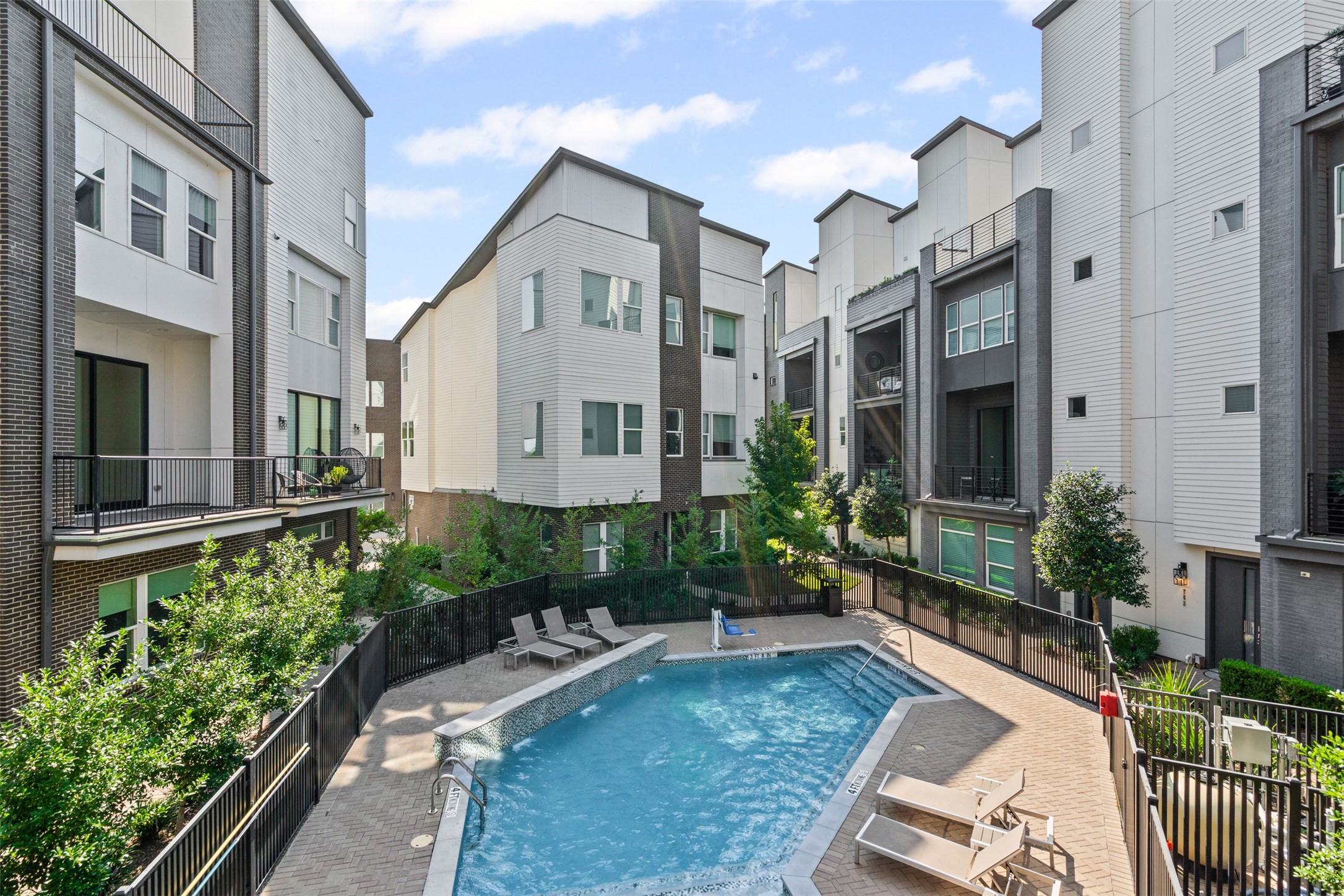 381 E Greenbriar Lane 501