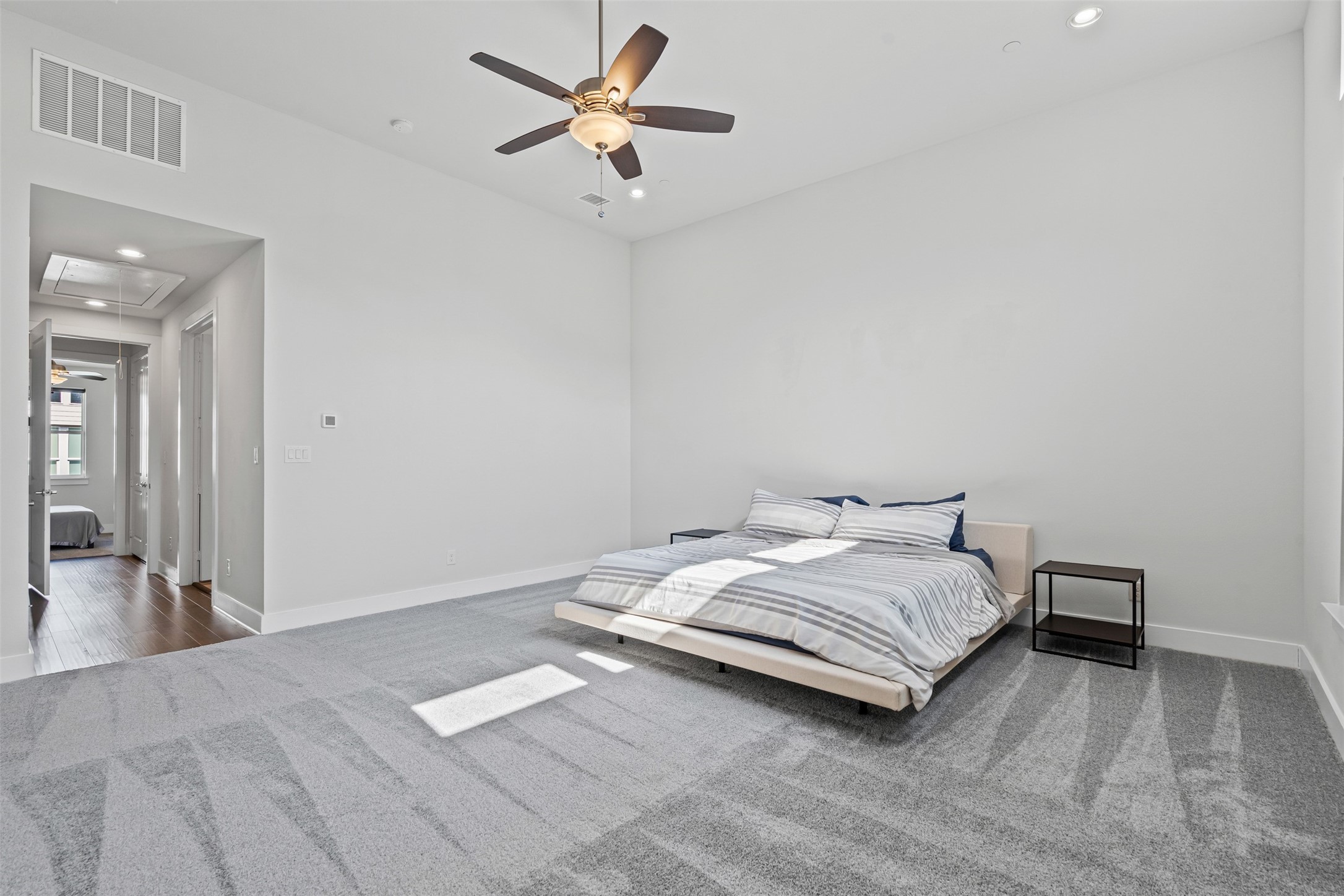 381 E Greenbriar Lane 501