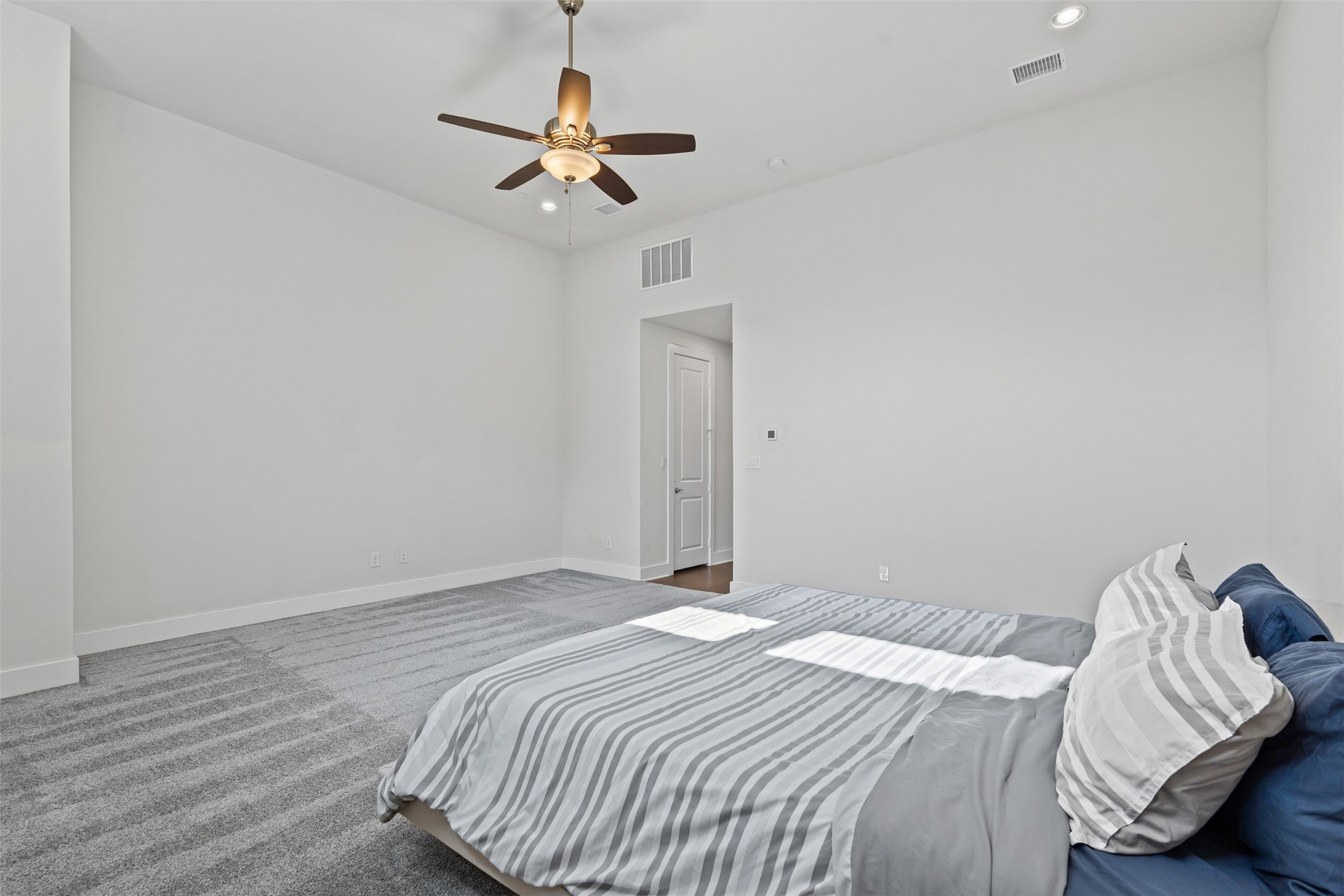 381 E Greenbriar Lane 501