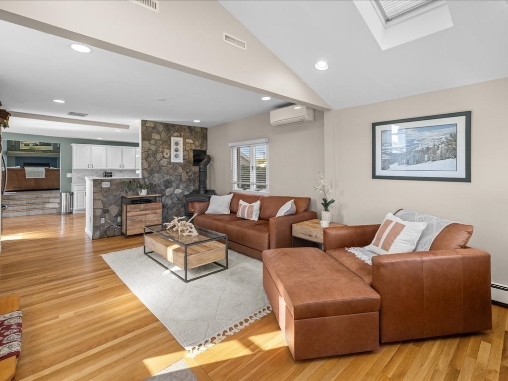 37 Pawsey St