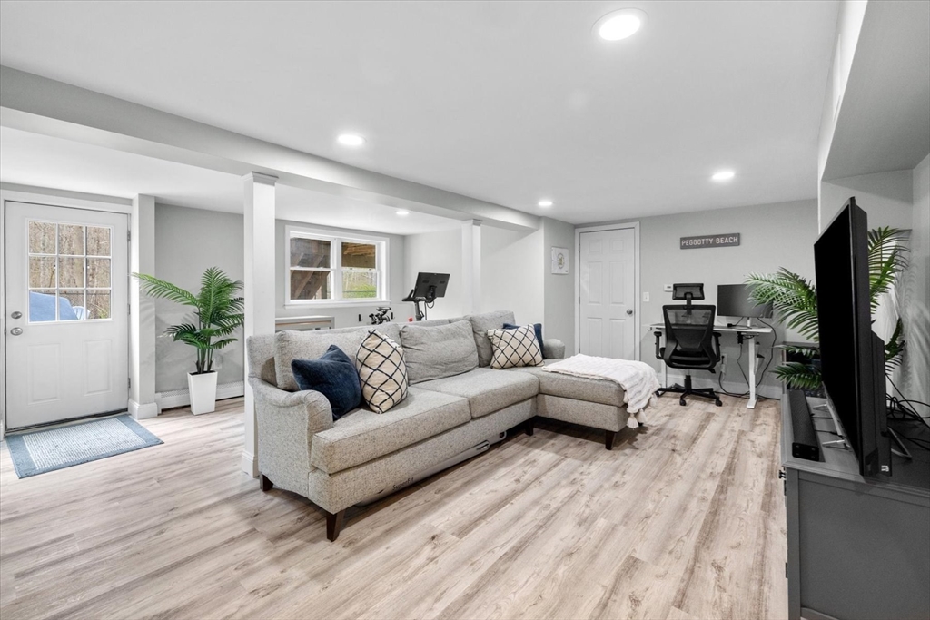 184 Booth Hill Rd