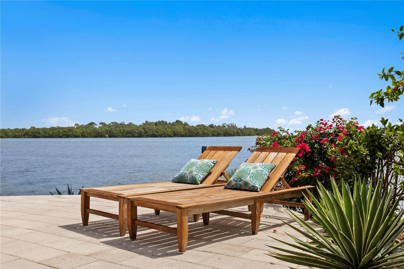 2279 MERMAID PT NE