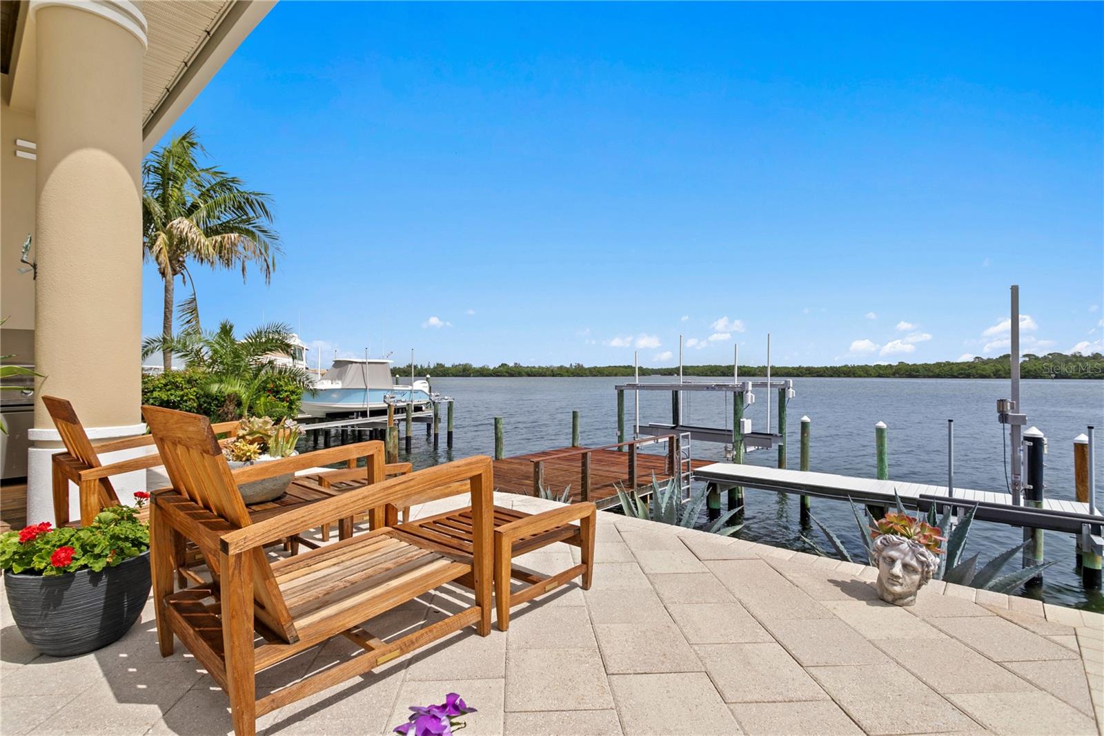 2279 MERMAID PT NE