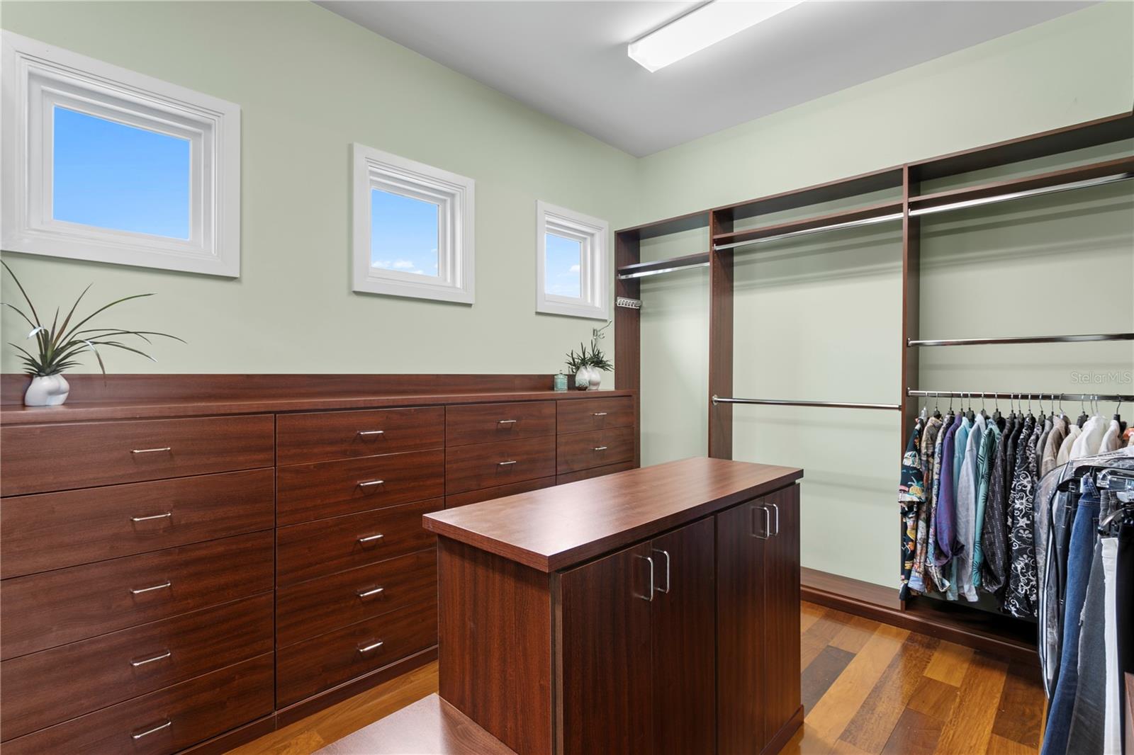 2279 MERMAID PT NE