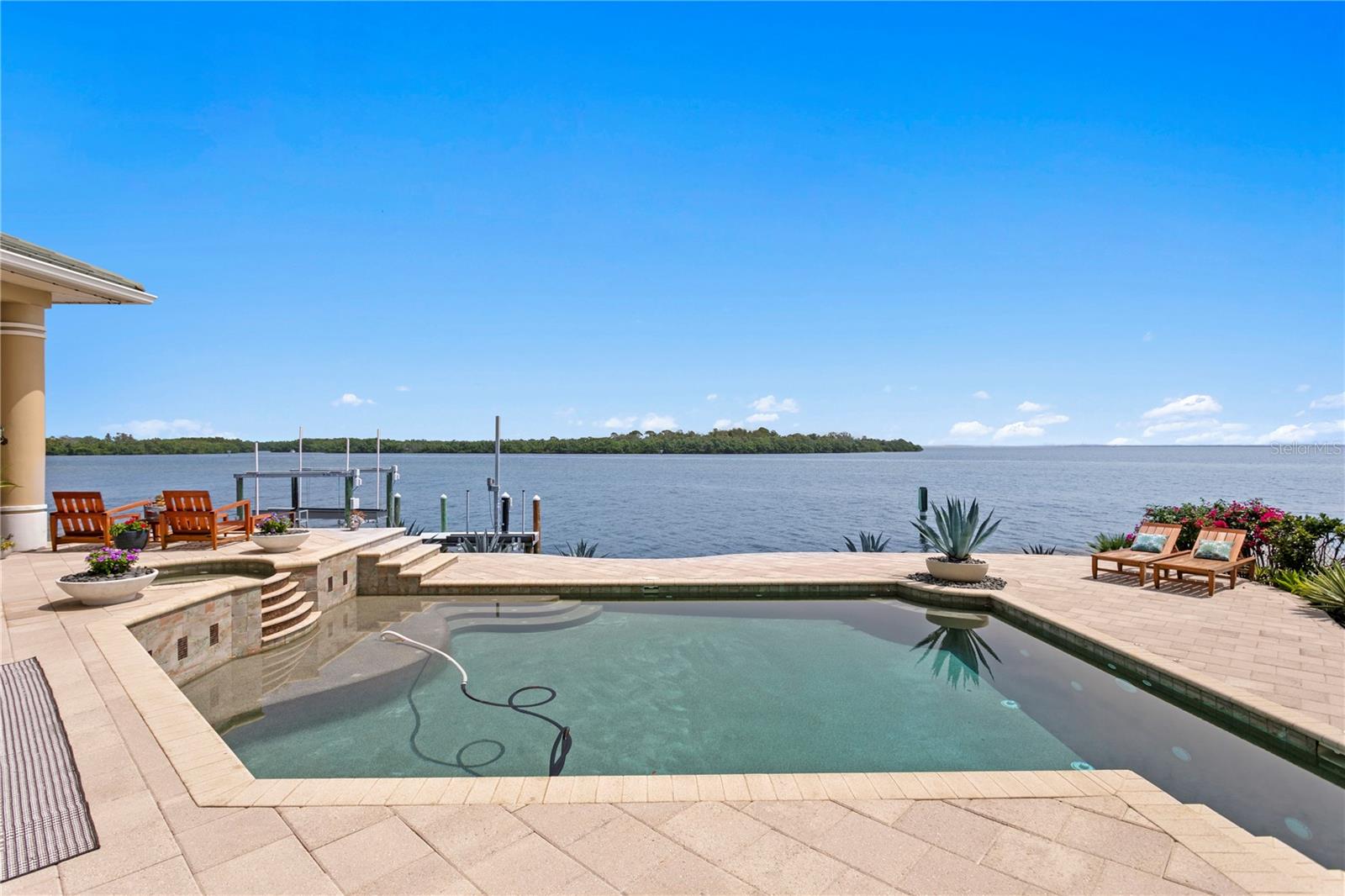 2279 MERMAID PT NE