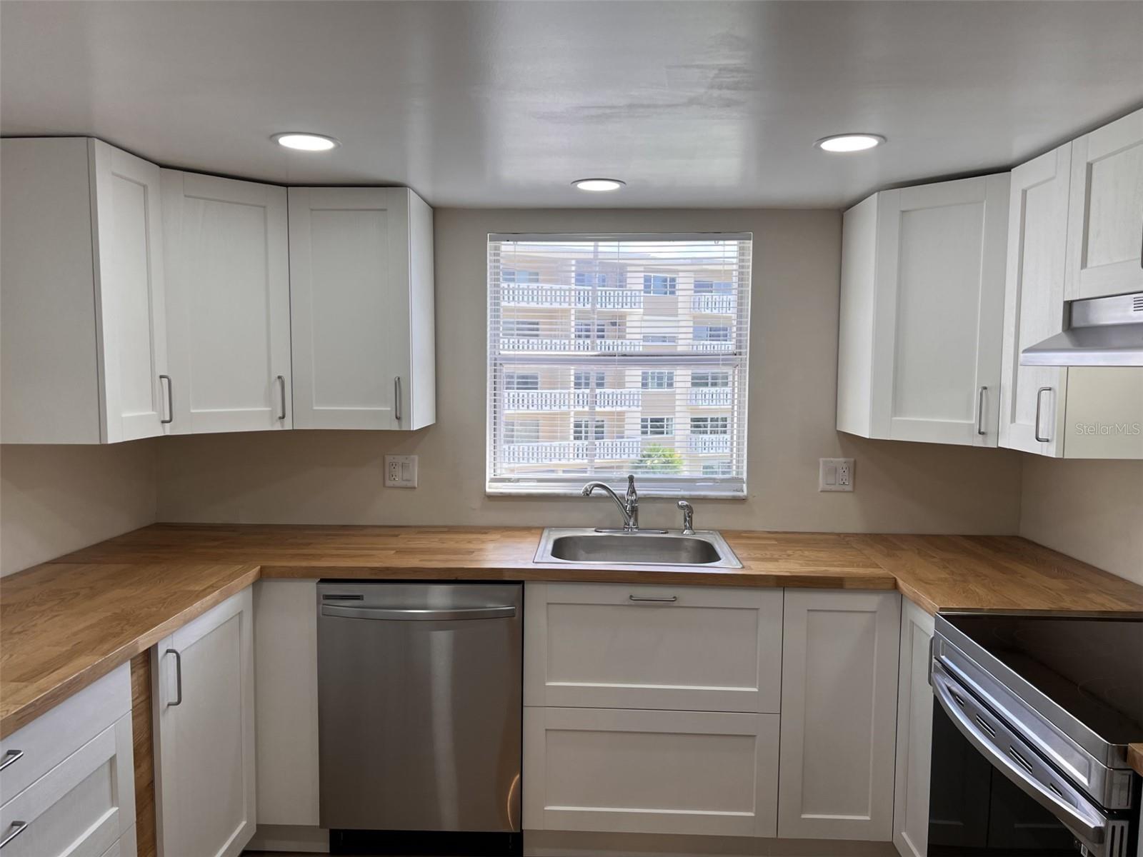 1120 N SHORE DR NE #301