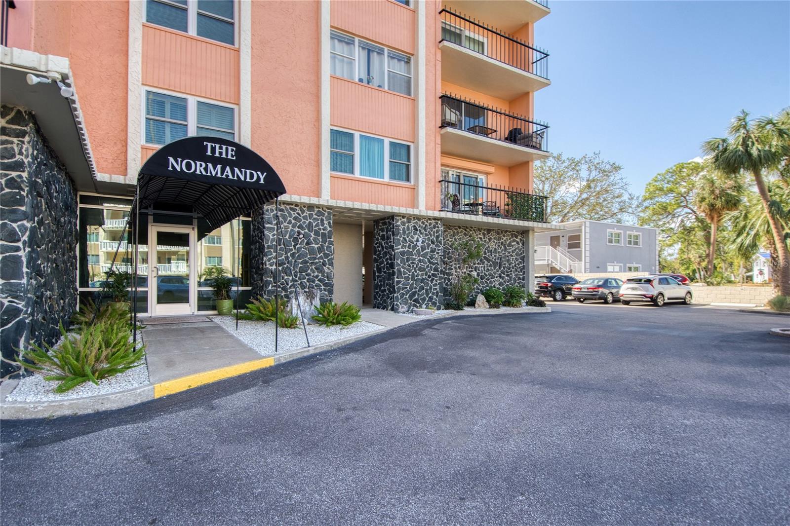 1120 N SHORE DR NE #301