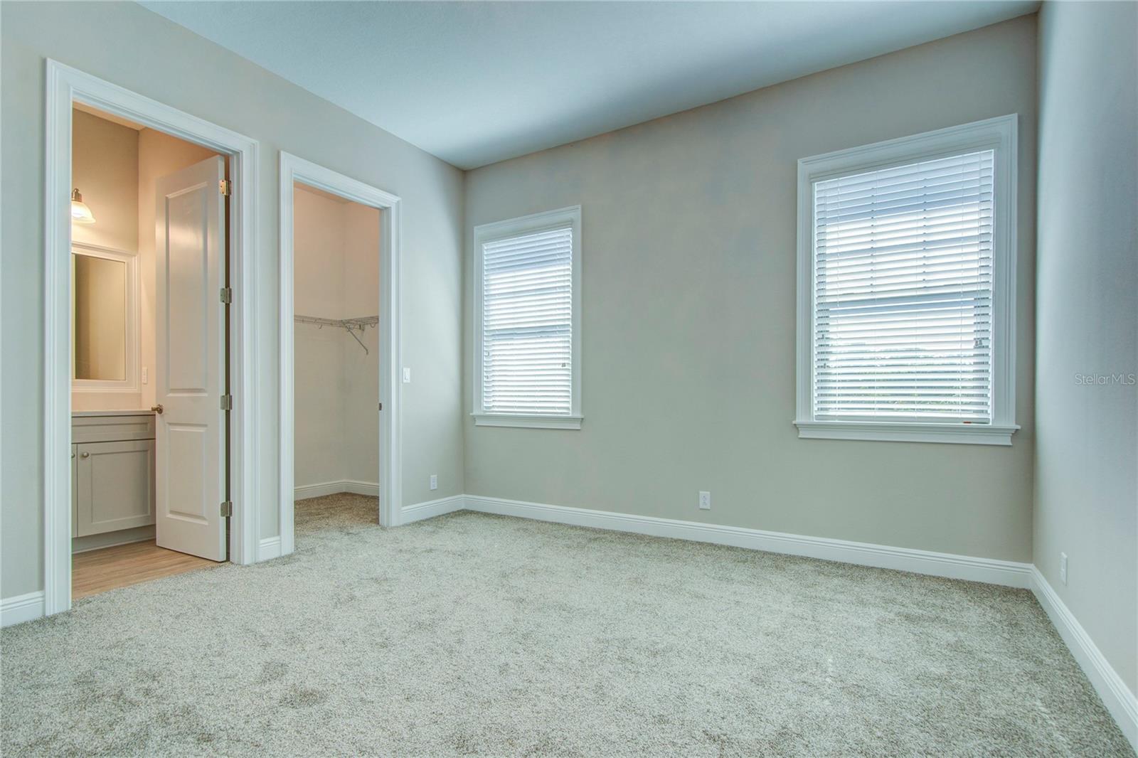 855 39TH AVE N