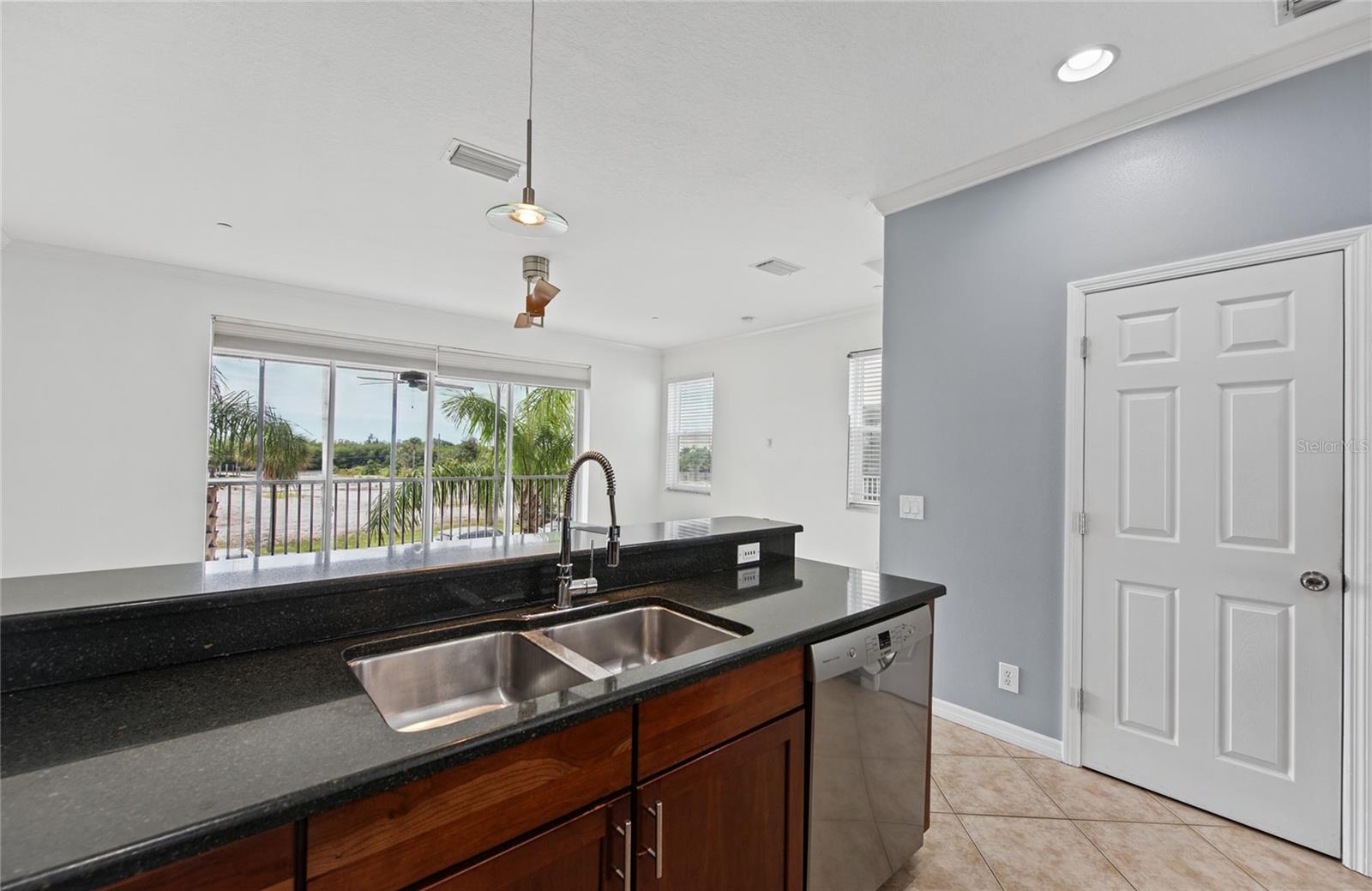 1146 VENETIAN HARBOR DR NE