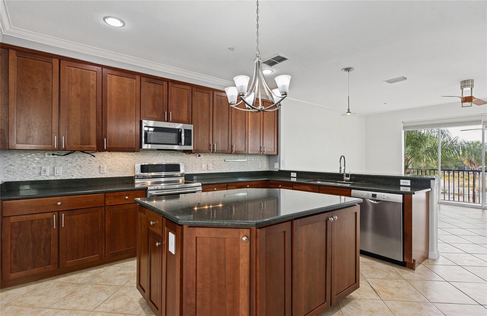 1146 VENETIAN HARBOR DR NE