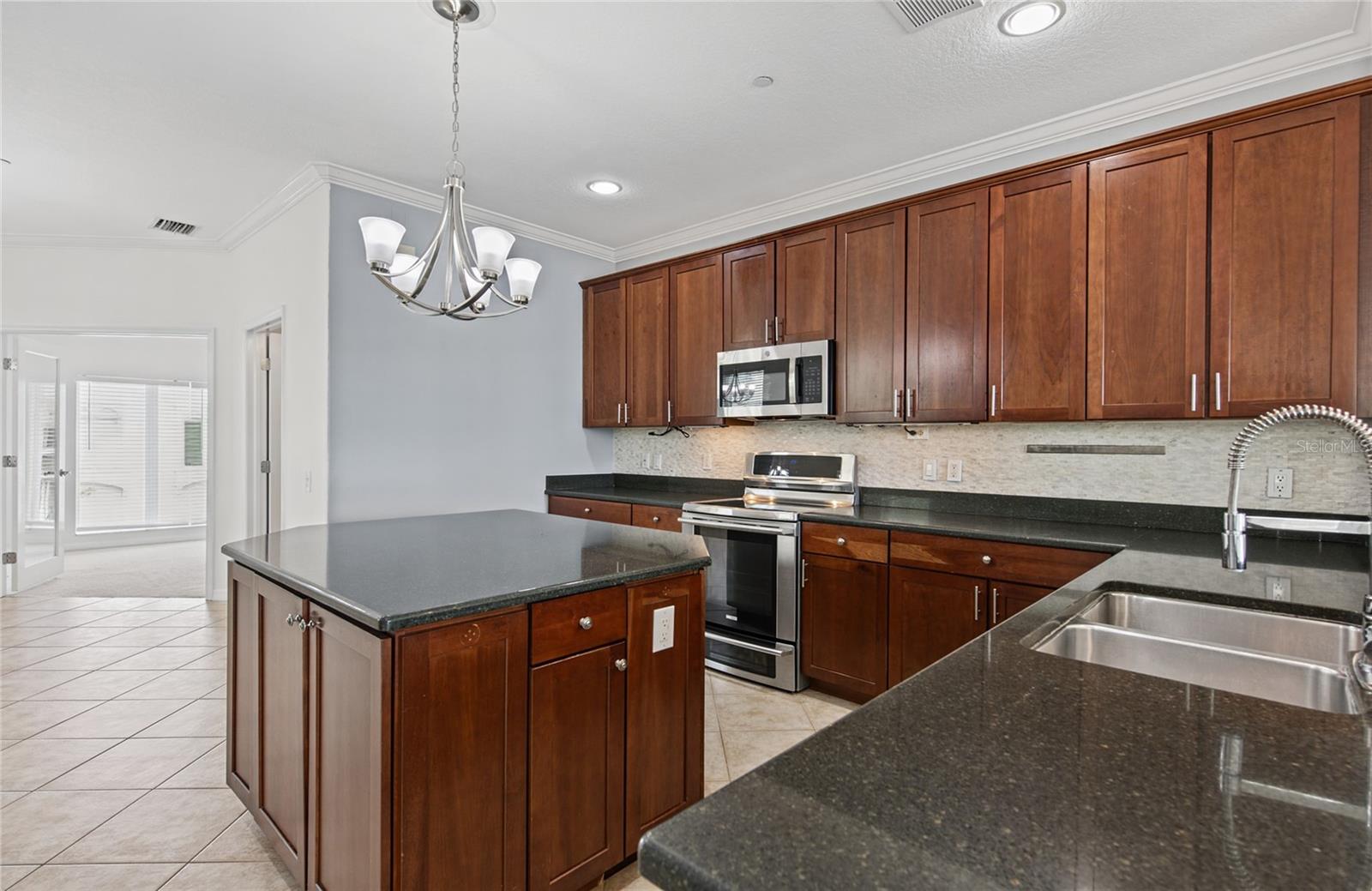 1146 VENETIAN HARBOR DR NE