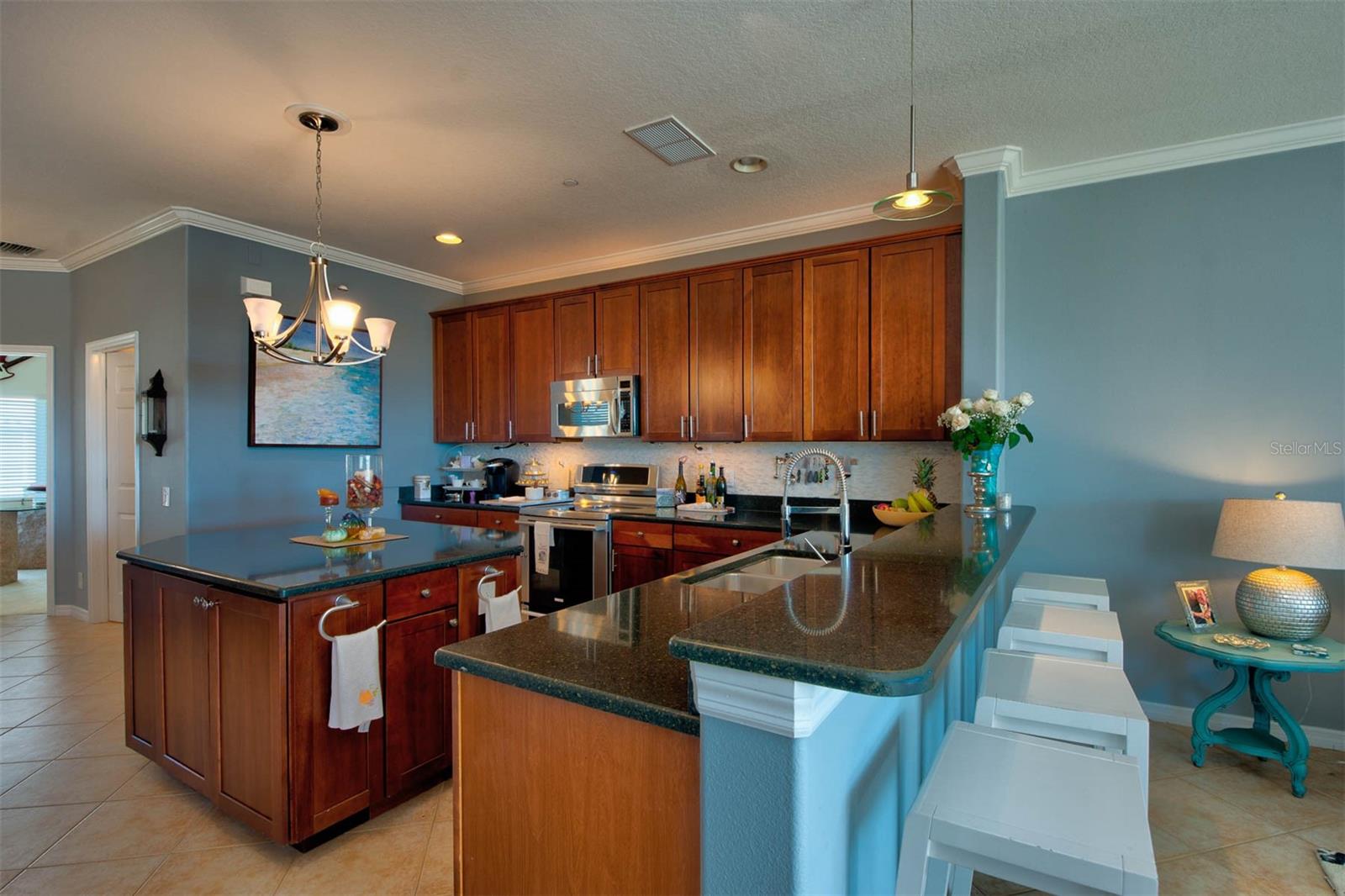 1146 VENETIAN HARBOR DR NE