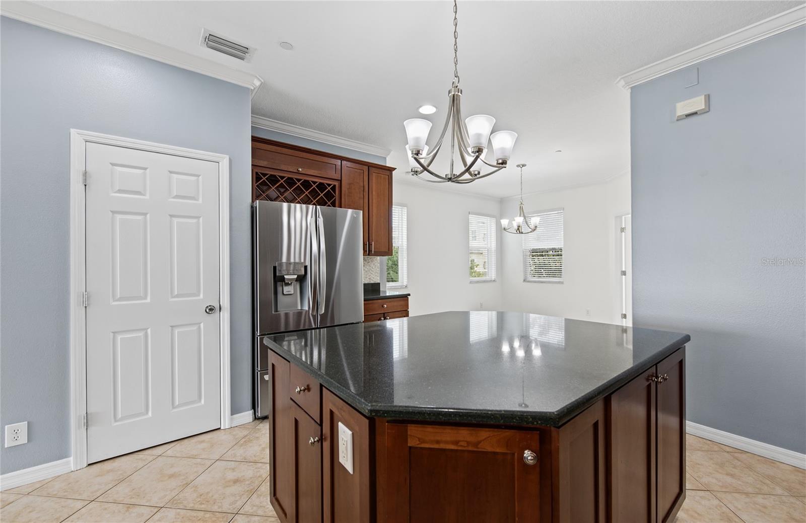 1146 VENETIAN HARBOR DR NE