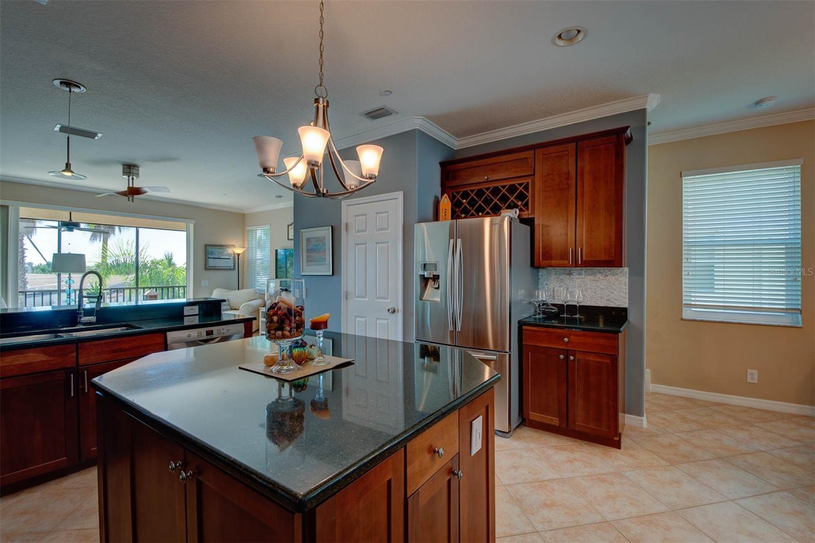 1146 VENETIAN HARBOR DR NE
