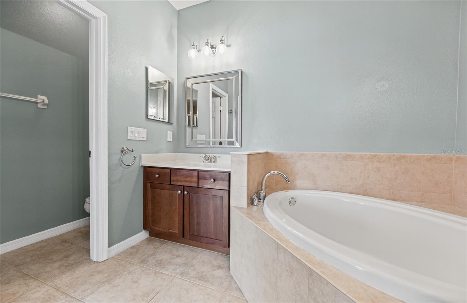1146 VENETIAN HARBOR DR NE