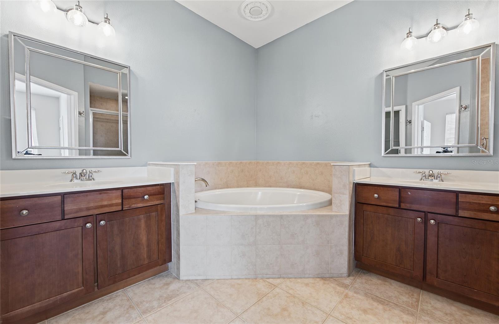 1146 VENETIAN HARBOR DR NE