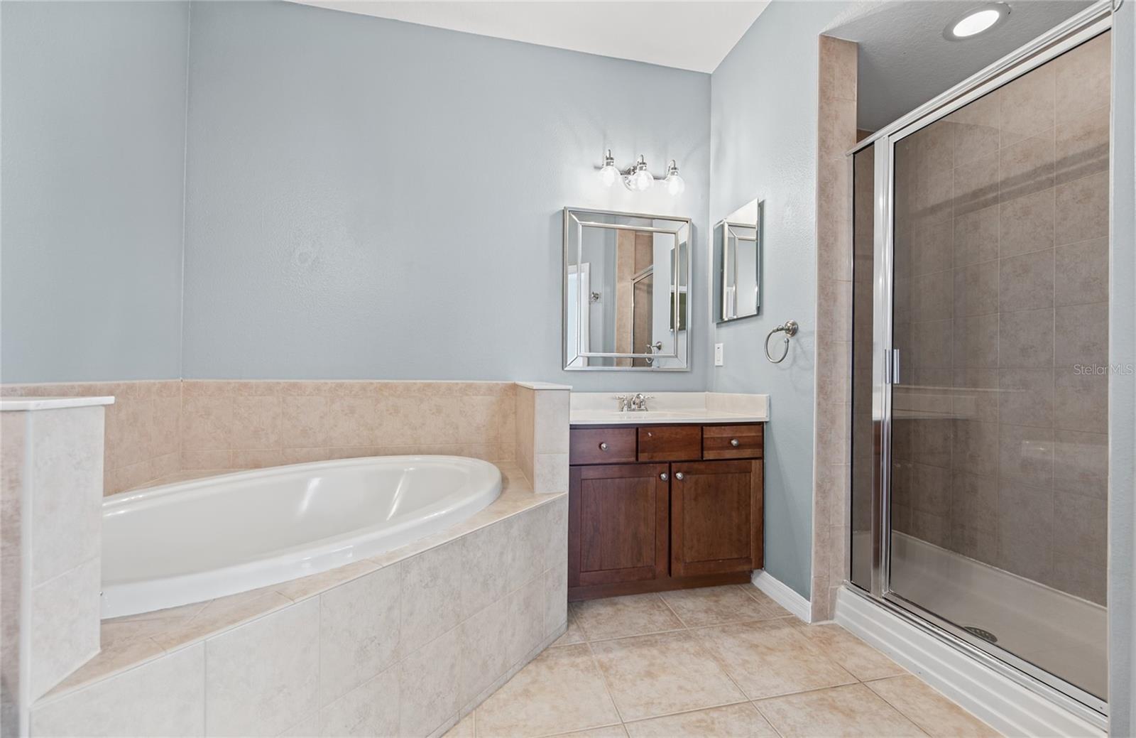 1146 VENETIAN HARBOR DR NE