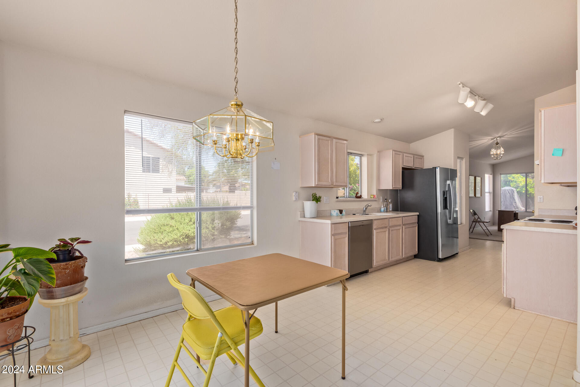 1090 W KINGBIRD Drive