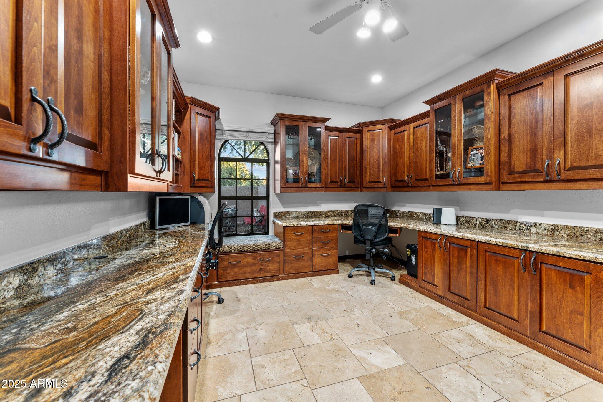 2601 E MESQUITE Street