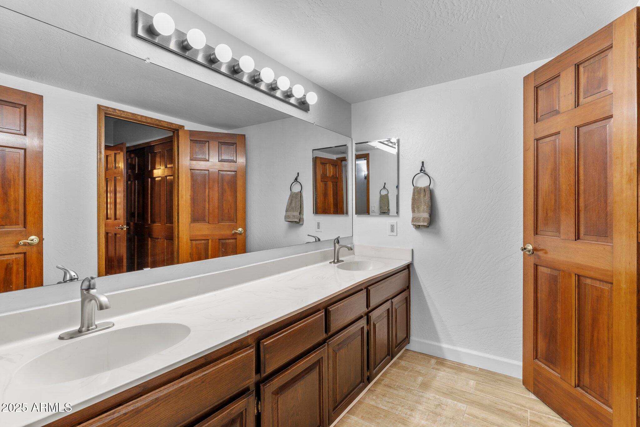 2601 E MESQUITE Street