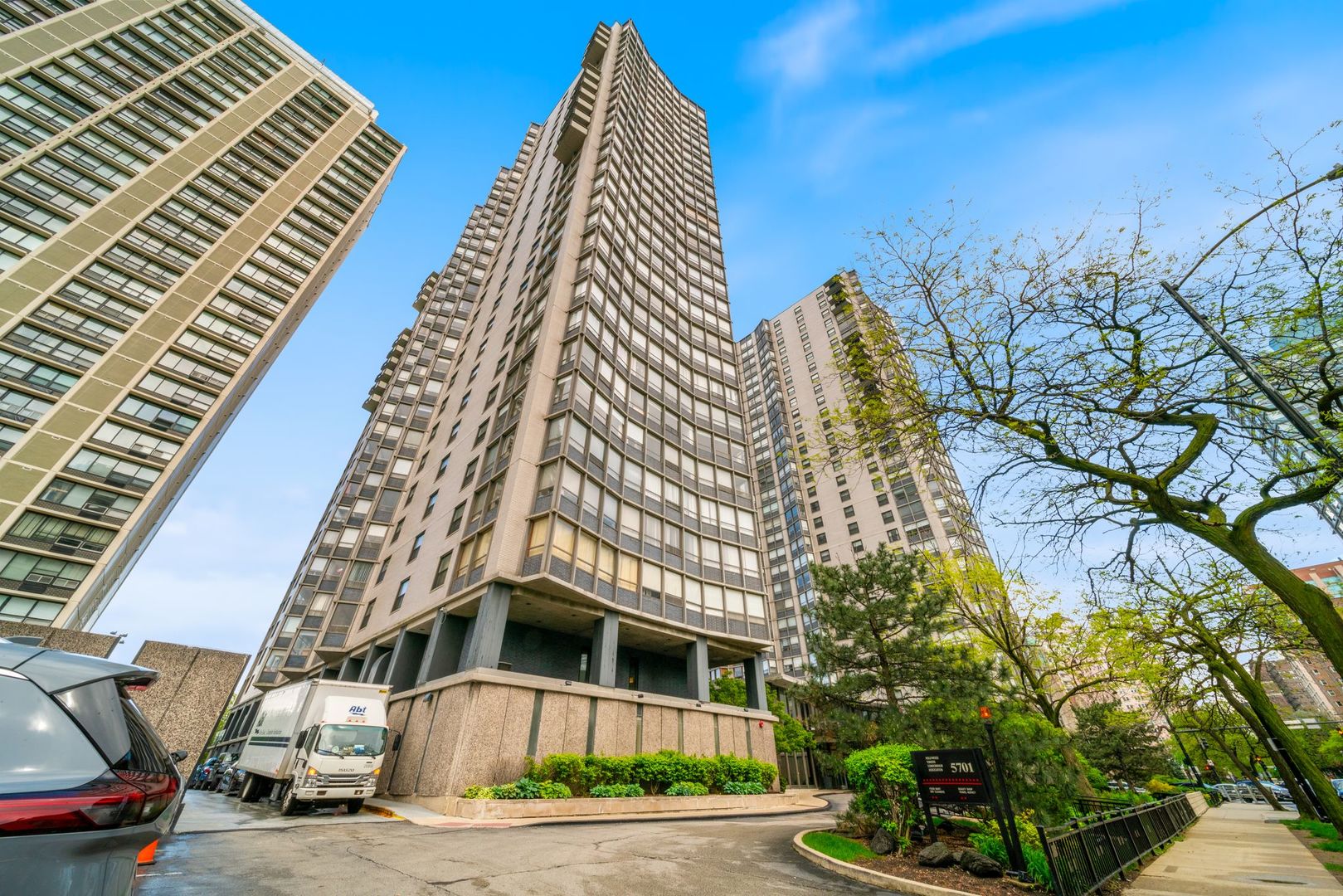 5701 N Sheridan Road Unit: 17H