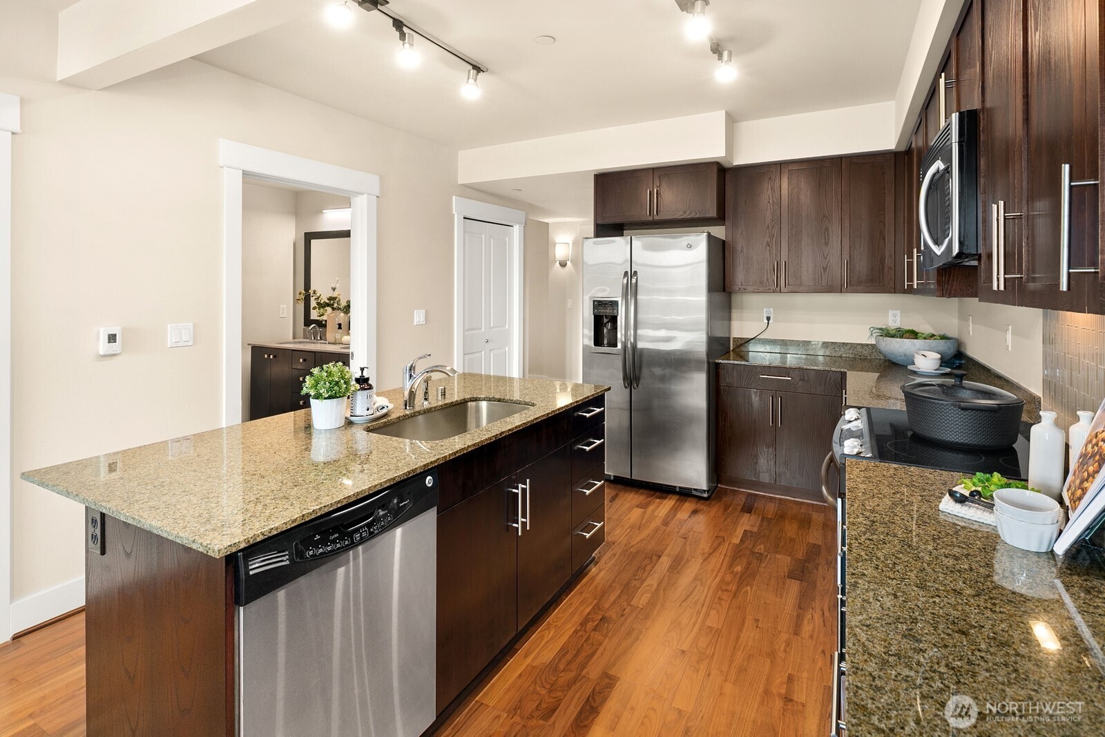 699 John Street Unit: 617