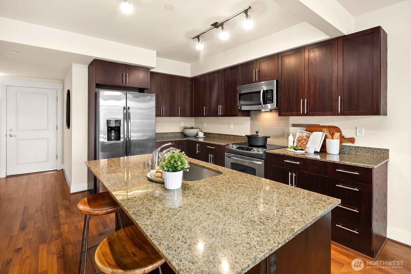 699 John Street Unit: 617
