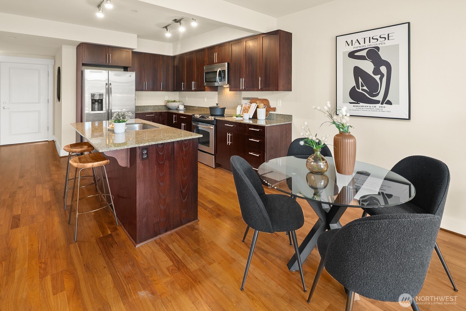 699 John Street Unit: 617