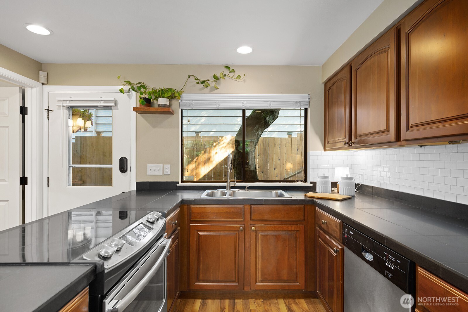 5932 Fauntleroy Way SW Unit: 4