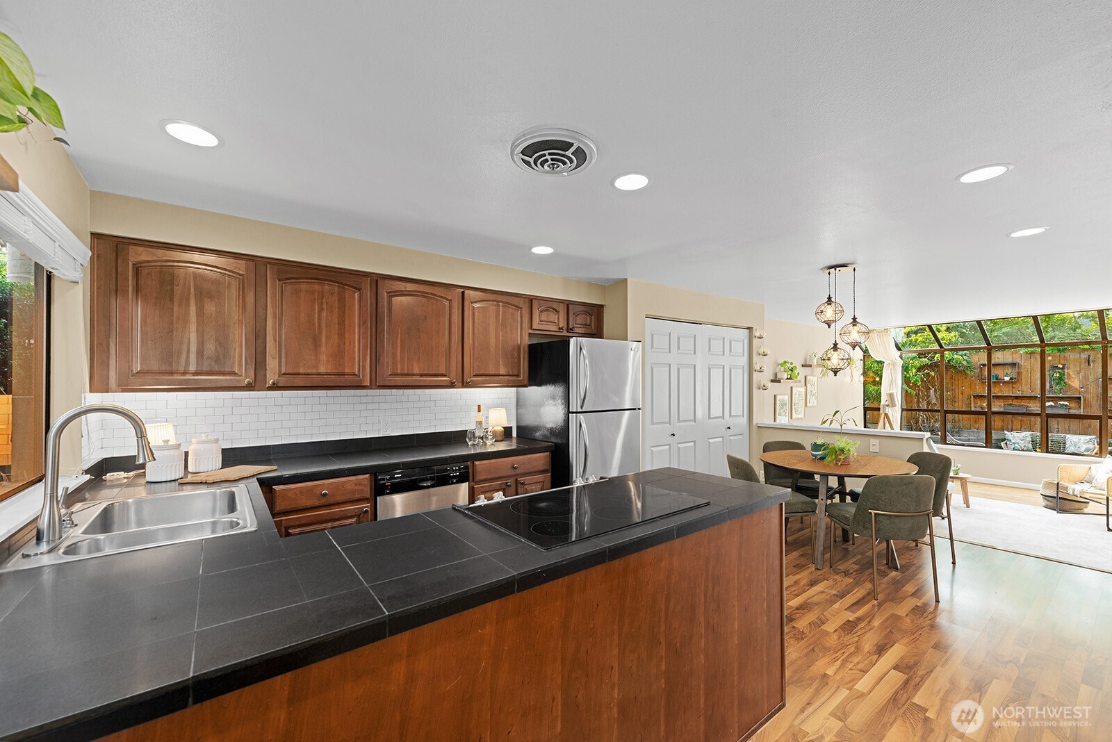 5932 Fauntleroy Way SW Unit: 4