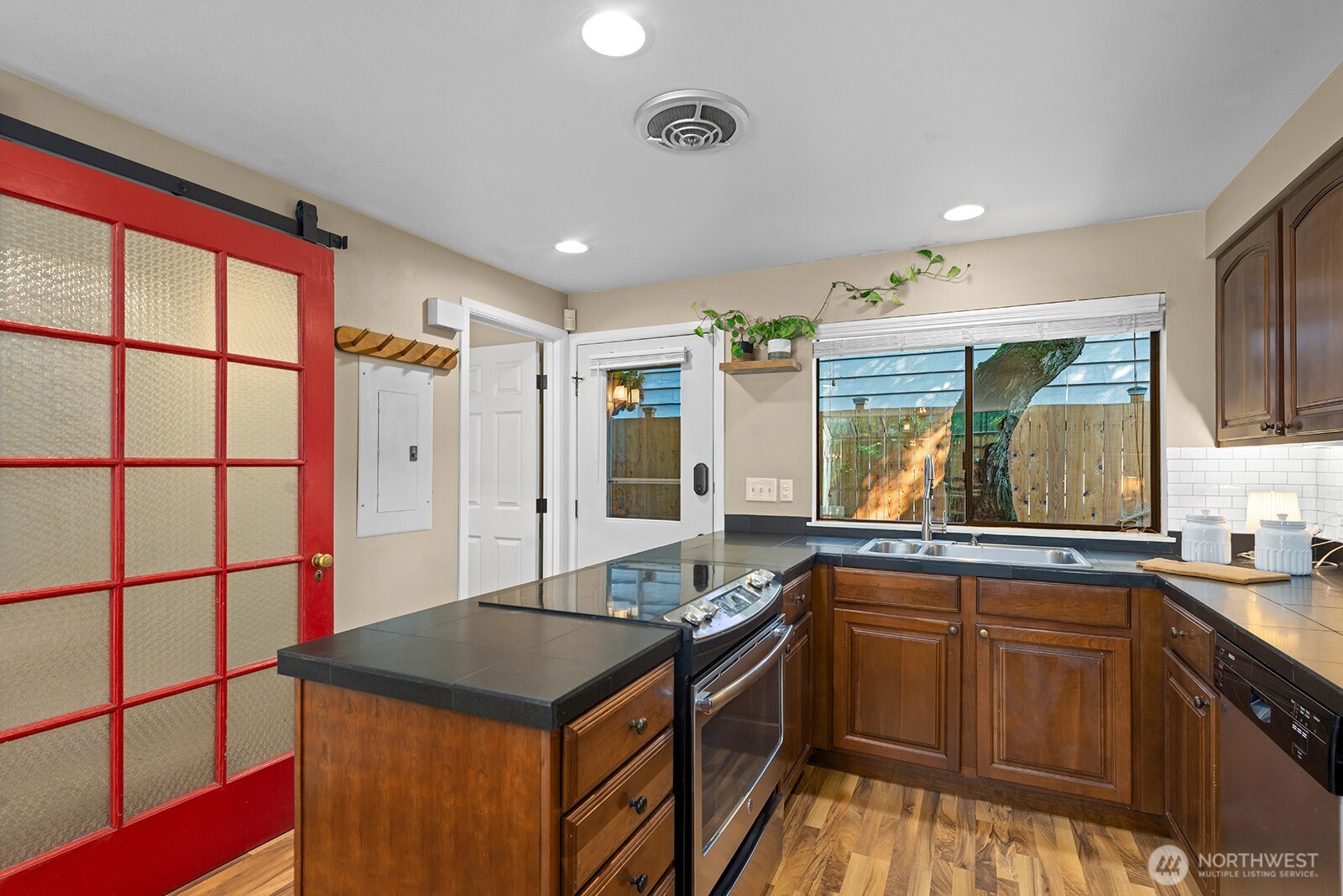 5932 Fauntleroy Way SW Unit: 4