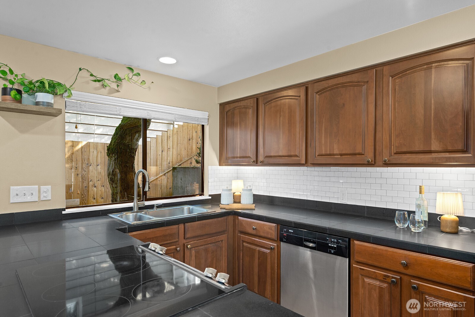 5932 Fauntleroy Way SW Unit: 4