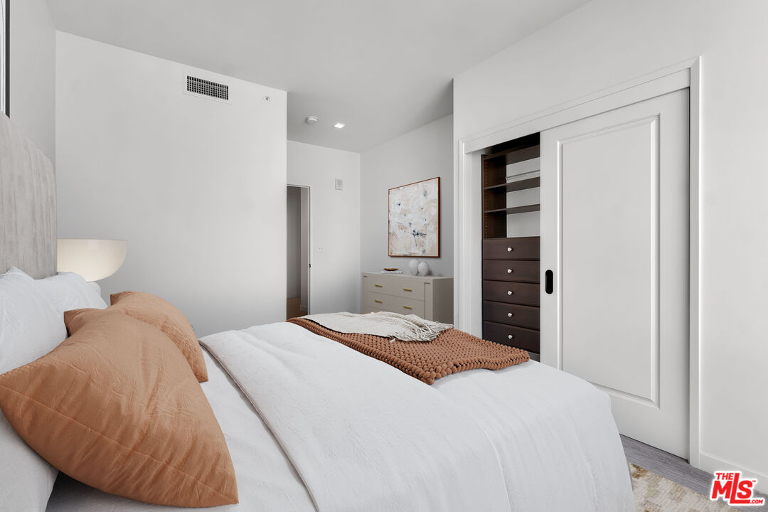 1050 S Grand Ave Unit: 1102
