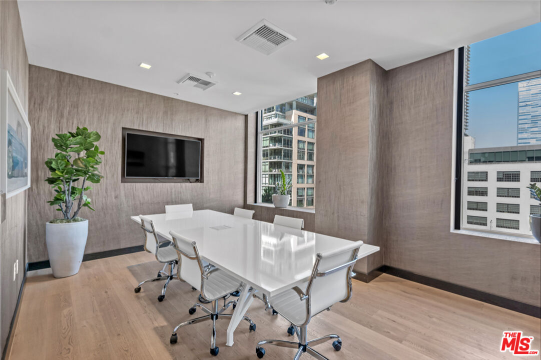 1050 S Grand Ave Unit: 1102