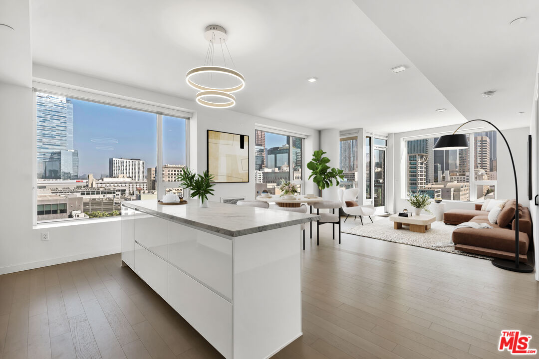 1050 S Grand Ave Unit: 1102