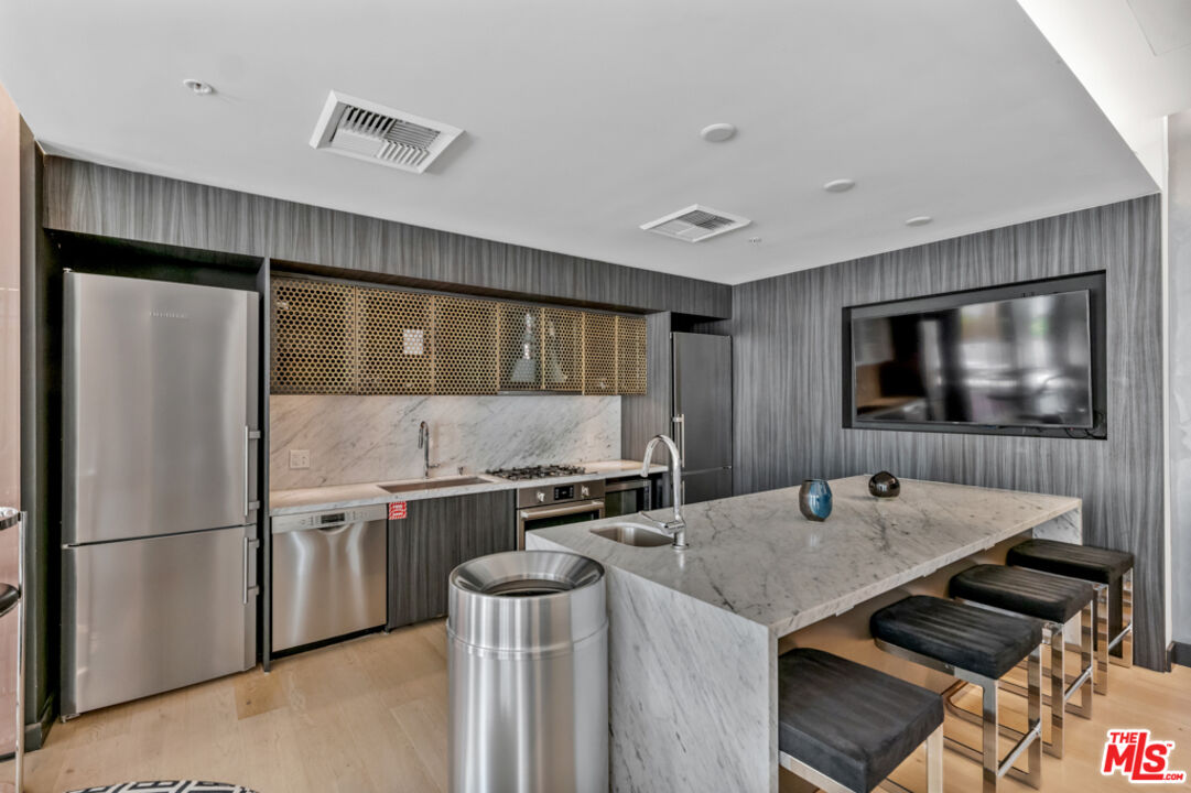 1050 S Grand Ave Unit: 1102