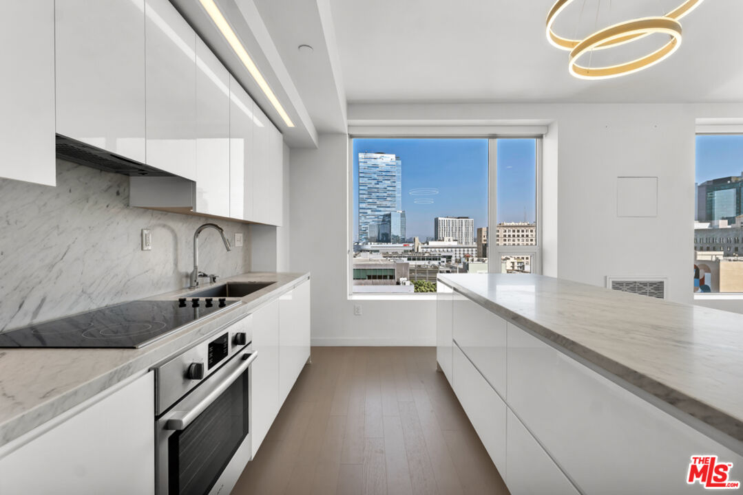 1050 S Grand Ave Unit: 1102