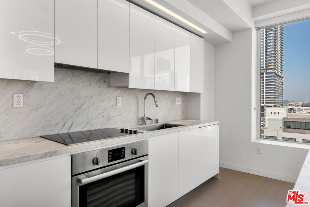 1050 S Grand Ave Unit: 1102